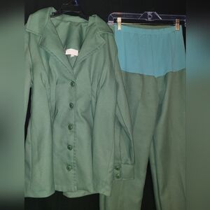 Feel chic and cozy in our light green 2-piece suit set for expecting moms! 🌿🤰